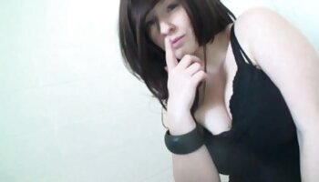 Morena Hope Howell gozando profundamente e engolindo sexo real caseiro esperma